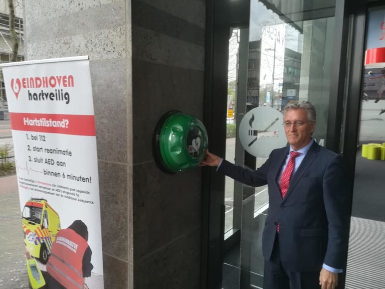 The Municipality of Eindhoven is relocating an AED from indoors to outdoors.